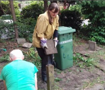 Asterstraat - De tegels krijgen een nieuwe bestemming in de tuin Asterstraat - De tegels krijgen een nieuwe bestemming in de tuin